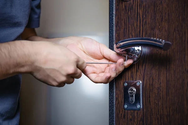 door-lock-handel-repairing-replacing